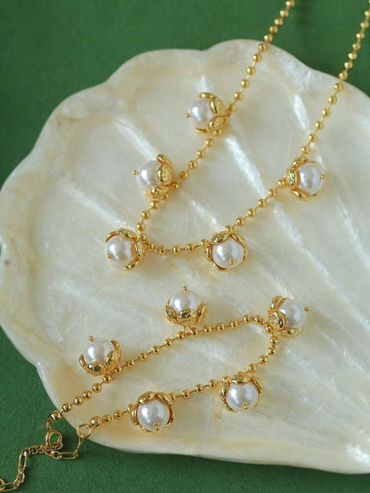 5 Flower Stamen Pearl Necklace necklace from SHOPQAQ