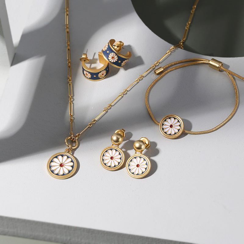 Vintage Enamel Glazed Daisy Flower Necklace | necklace | 18k, chain necklace, Enamel, enamel glaze, necklace | shopqaq