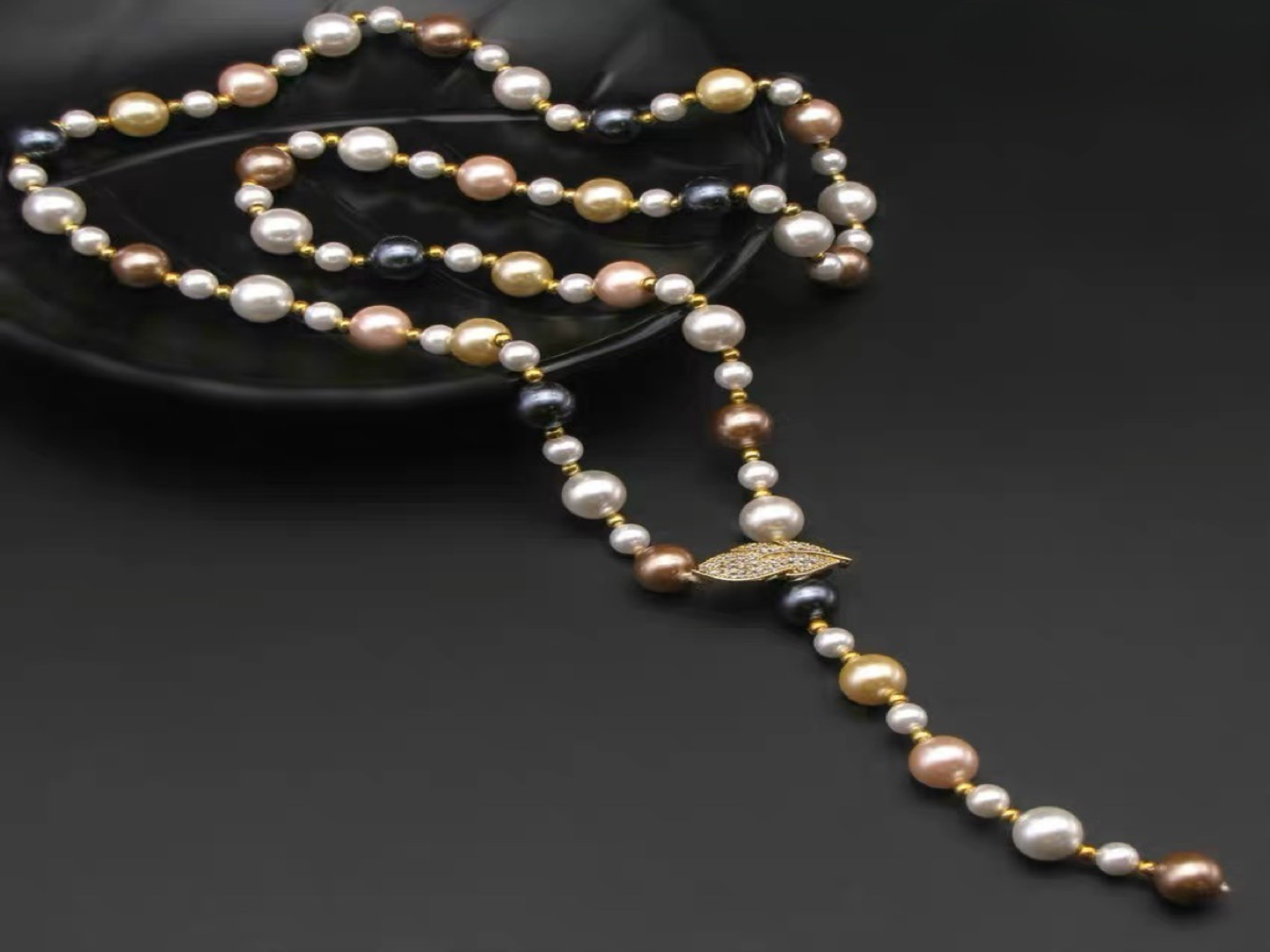 Leaf-shaped metal buckle pearls Handmade Long Necklace Necklace from SHOPQAQ