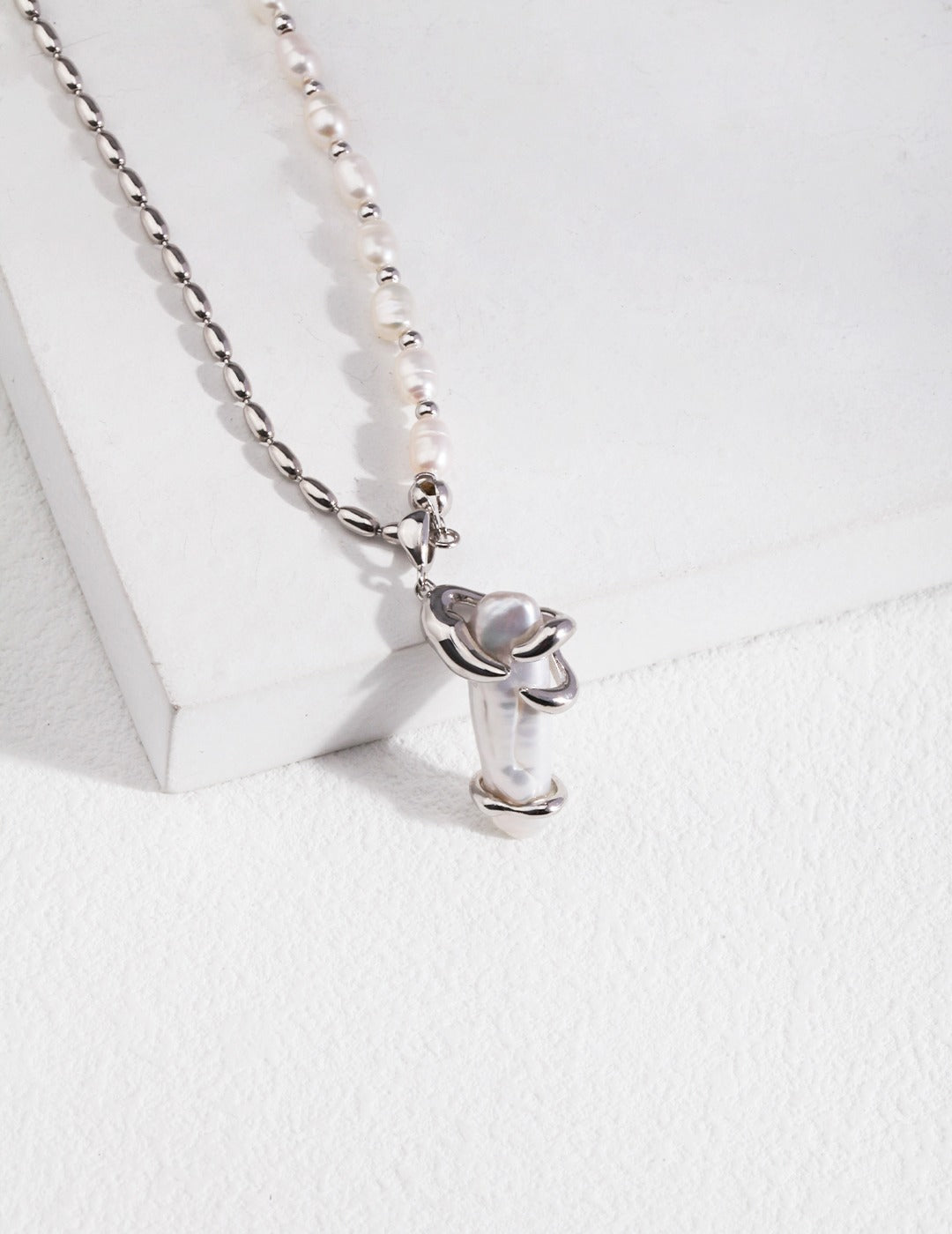 Baroque Pendant Metal-Accented Pearl Necklace | necklaces | 925necklace, _badge_S925, baroque pearl, natural pearl, necklace, Pearl, Pearl Necklace, Pendant Necklace, s925, simsmore | SHOPQAQ